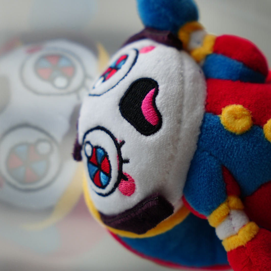 Chaveiro de pelúcia da Pomni