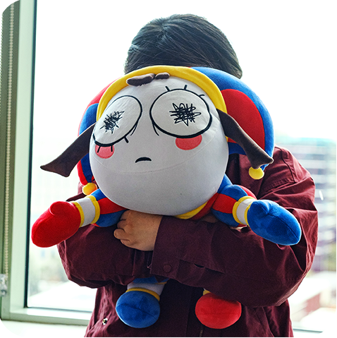 Pelúcia da Pomni grande